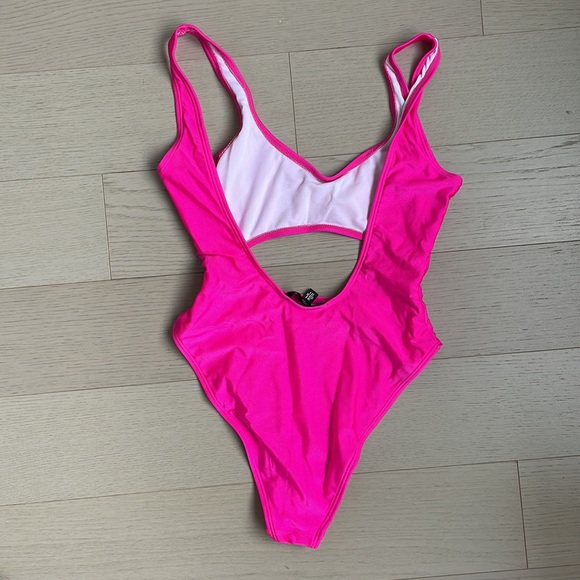 🆕 cut out bathing suit - Never worn! Size 4 - bright pink - Picture 4 of 4
